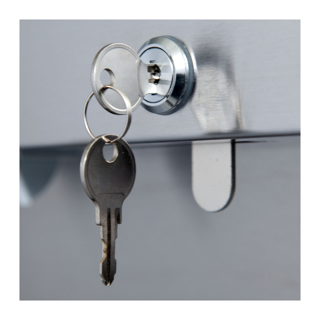nr49g close up of lock and keys on commercial refrigerator 
