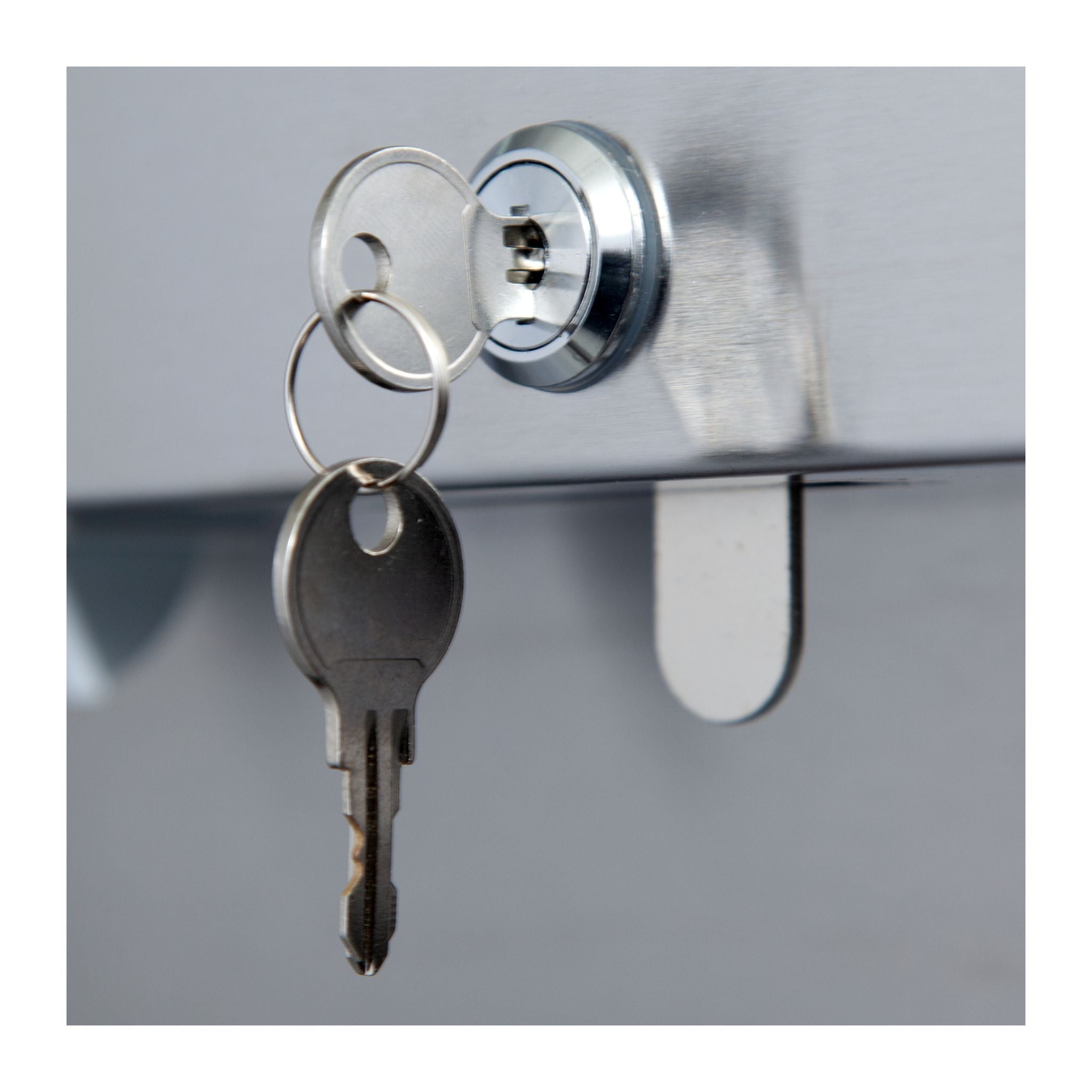 nr72 close up of lock and keys on commercial refrigerator 